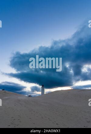 Hjoerring: Phare de Rubjerg Knude (Rubjerg Knude FYR), dunes de sable, gens, à Rubjerg, Jylland,Jutland, Danemark Banque D'Images