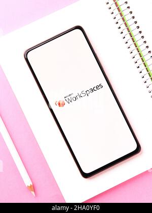 West Bangal, Inde - 11 novembre 2021 : logo de l'espace de travail sur l'image du stock d'écran du téléphone. Banque D'Images