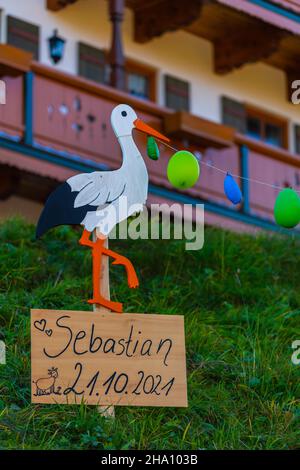 Mettre un avis sur une cigogne est une coutume allemande de rendre publique la naissance d'un enfant nouveau-né, ici un garçon, Berchtesgaden, Bavière, Allemagne,Europe Banque D'Images