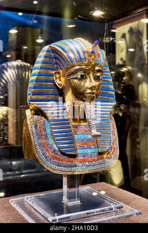 Copie du célèbre masque doré du jeune pharaon Toutankhamon dans le musée Toutankhamon. Banque D'Images