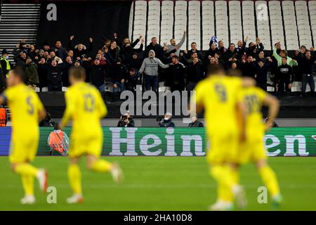 Stade de Londres, Londres, Royaume-Uni.9th décembre 2021.Europa League football West Ham versus Dinamo Zagreb; les fans de GNK Dinamo Zagreb célèbrent Mislav or&#X161;i&#X107; scores pour 0-1 dans le crédit de 3rd minutes: Action plus Sports/Alay Live News Banque D'Images