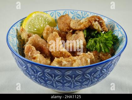 Petit bol d'une portion de poulet frit japonais, Karaage, présenté pour servir Banque D'Images