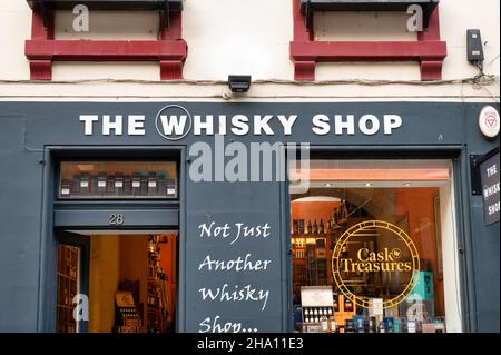 Édimbourg, Écosse - 20 novembre 2021 : le signe du Whisky Shop à Édimbourg. Banque D'Images