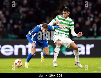 Joaquin de Real Betis détient le Bitton NIR du Celtic lors du match du groupe G de l'UEFA Europa League au Celtic Park, à Glasgow.Date de la photo: Jeudi 9 décembre 2021. Banque D'Images