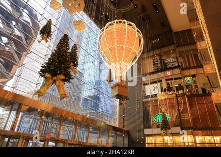 New York, N.Y/USA – 6th décembre 2021 : les belles décorations de Noël à l'intérieur du centre commercial de Hudson yards à New York.Crédit : Gordon Donovan/Alay Banque D'Images