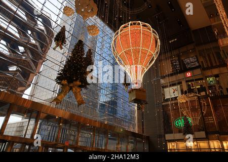 New York, N.Y/USA – 6th décembre 2021 : les belles décorations de Noël à l'intérieur du centre commercial de Hudson yards à New York.Crédit : Gordon Donovan/Alay Banque D'Images