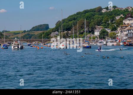 Une rivière East Looe très fréquentée au plus fort de la saison estivale - Looe, Cornwall, Royaume-Uni. Banque D'Images