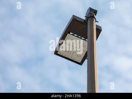 Lampadaire LED sur fond bleu ciel.Lumière solaire Banque D'Images