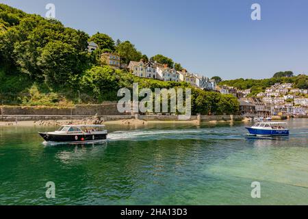 La rivière East Looe et la rivière West Looe juste avant que la rivière ne coule dans la mer - Looe, Cornwall, Royaume-Uni. Banque D'Images