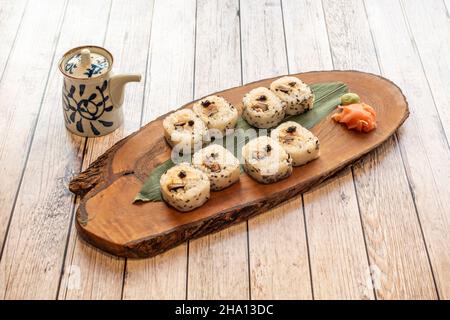 grand plateau de sushis uramaki avec crevettes, wasabi, gingembre, sauce soja et avocat mûr Banque D'Images