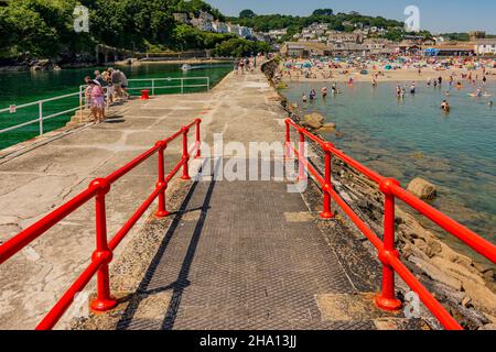 Vue sur la jetée de Looe 'Banjo' avec la rivière East Looe et la plage de Looe - Looe, Cornwall, Royaume-Uni. Banque D'Images