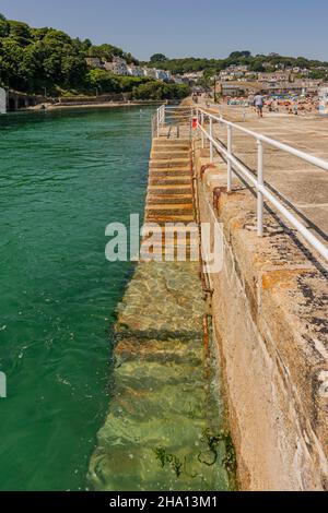 En regardant de retour depuis la jetée de Looe 'Banjo' le long de la rivière East Looe - Looe, Cornwall, Royaume-Uni. Banque D'Images