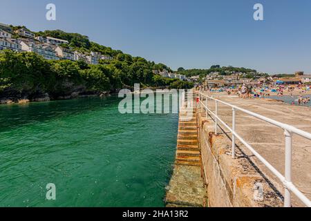 En regardant de retour depuis la jetée de Looe 'Banjo' le long de la rivière East Looe - Looe, Cornwall, Royaume-Uni. Banque D'Images