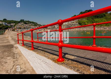 Vue sur la jetée de Looe 'Banjo' avec la rivière East Looe et la plage de Looe - Looe, Cornwall, Royaume-Uni. Banque D'Images