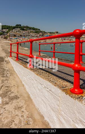 Vue sur la jetée de Looe 'Banjo' avec la rivière East Looe et la plage de Looe - Looe, Cornwall, Royaume-Uni. Banque D'Images