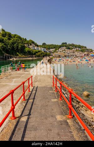 Vue sur la jetée de Looe 'Banjo' avec la rivière East Looe et la plage de Looe - Looe, Cornwall, Royaume-Uni. Banque D'Images