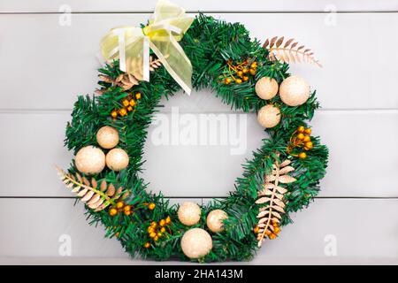 Couronne d'arbre de Noël décorée de boules, de brindilles et d'un noeud.Décoration festive du nouvel an. Banque D'Images