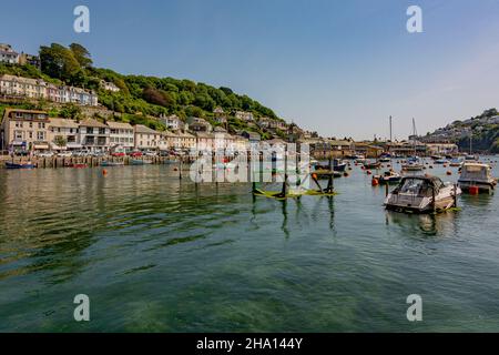 Vue sur la rivière East Looe à marée haute vers East Looe et ses bâtiments à flanc de colline et son front de mer, lors d'une journée chaude et animée de juillet - Looe, Cornwall, Royaume-Uni. Banque D'Images