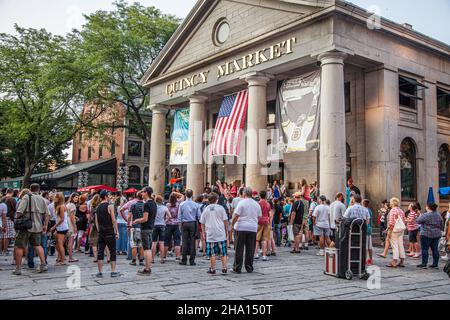 Une foule de personnes à l'extérieur du marché de Quincy à Boston, ma Banque D'Images