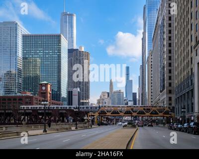 Vue est sur Wacker Drive depuis Franklin Street.CTA train traversant le pont de Wells Street.Chicago, Illinois. Banque D'Images