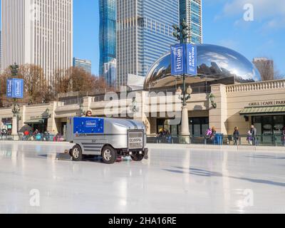 Olympia ICE groomer, Hilton Hotels marketing.McCormick Tribune Ice Rink, Chicago, Illinois.Sculpture Cloud Gate en arrière-plan. Banque D'Images