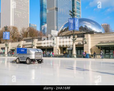 Olympia ICE groomer, Hilton Hotels marketing.McCormick Tribune Ice Rink, Chicago, Illinois.Sculpture Cloud Gate en arrière-plan. Banque D'Images