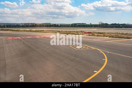 Palma, Espagne - 25 septembre 2019 : lignes de direction jaunes au sol de l'aéroport de Majorque, le soleil brille aux pistes vides près Banque D'Images