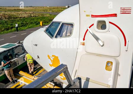 Addis Ababa, Ethiopie - 23 avril 2019: Le soleil brille sur la porte ouverte de l'avion commercial comme vu lors de l'embarquement de l'avion éthiopien, Perso au sol Banque D'Images