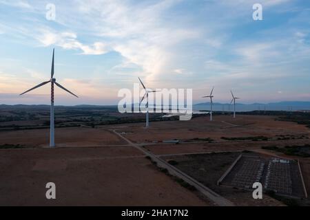 Vue aérienne d'éoliennes générant de l'énergie propre Banque D'Images