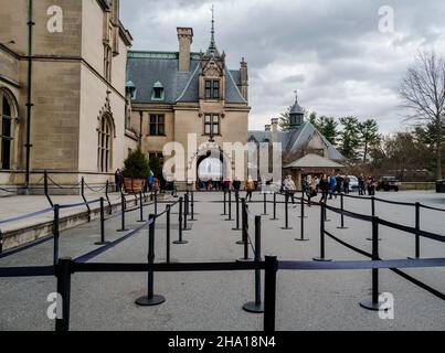 Asheville, Caroline du Nord, États-Unis -- 6 décembre 2021.Une photo grand angle prise à l'extérieur de l'entrée principale du manoir Biltmore. Banque D'Images