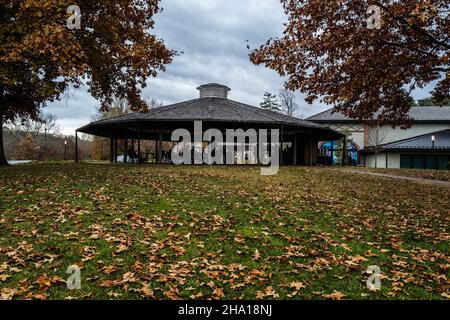 Asheville, Caroline du Nord, États-Unis -- 6 décembre 2021.Une photo d'automne grand angle d'un pavillon sur le terrain du domaine Biltmore. Banque D'Images