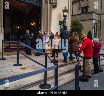 Asheville, Caroline du Nord, États-Unis -- 6 décembre 2021.Une photo des touristes en file d'attente pour visiter le manoir Biltmore. Banque D'Images