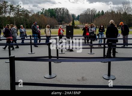 Asheville, Caroline du Nord, États-Unis -- 6 décembre 2021.Les touristes attendent en file d'attente pour visiter le manoir Biltmore. Banque D'Images