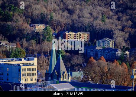 Asheville, Caroline du Nord, États-Unis -- 4 décembre 2021.Une photo au téléobjectif 200mm prise à Asheville, en Caroline du Nord, en regardant depuis un toit. Banque D'Images