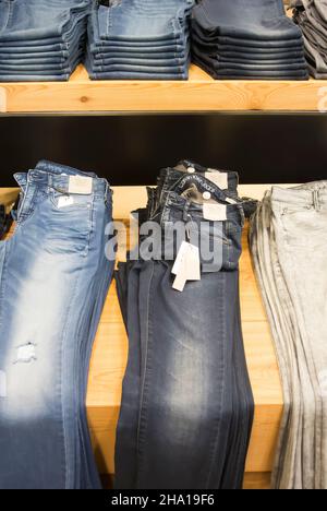 Jeans en vente sur les tablettes Banque D'Images