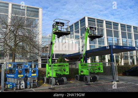 Cherry Pickers à l'extérieur du centre :mk centre commercial dans le centre de Milton Keynes. Banque D'Images