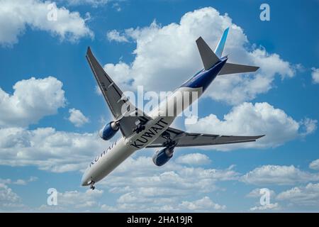 LONDRES, Royaume-Uni - SEPTEMBRE 28th 2021 : Boeing 777 des compagnies aériennes du Koweït sur l'approche de l'atterrissage à l'aéroport de heathrow Banque D'Images