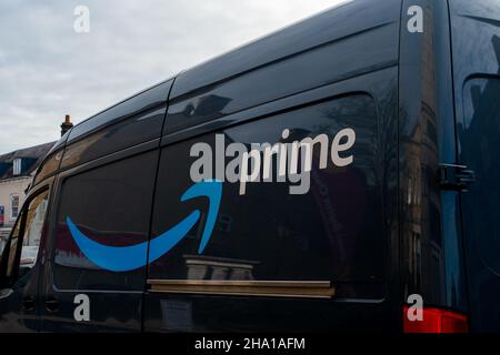 High Wycombe, Royaume-Uni.9th décembre 2021.Une fourgonnette Amazon Prime.De nombreux acheteurs continuent à magasiner en ligne.La Health Security Agency a indiqué que le nombre de nouveaux cas positifs de variante d'Omicron Covid-19 au Royaume-Uni a presque doublé hier mercredi 8th décembre 2021, puisque 249 cas ont été identifiés, ce qui porte le nombre total de cas postifs de variante d'Omicron à 817.Crédit : Maureen McLean/Alay Banque D'Images