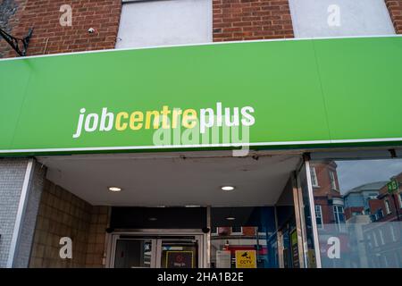 High Wycombe, Royaume-Uni.9th décembre 2021.Le JobCenterPlus à High Wycombe.L'impact financier sur de nombreuses familles de la pandémie Covid-19 se poursuit à mesure que les entreprises ont fermé leurs portes et que le travail indépendant se tarit.Crédit : Maureen McLean/Alay Banque D'Images