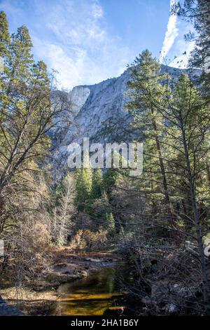 Tenaya Creek traverse la vallée de Yosemite en Californie. Banque D'Images