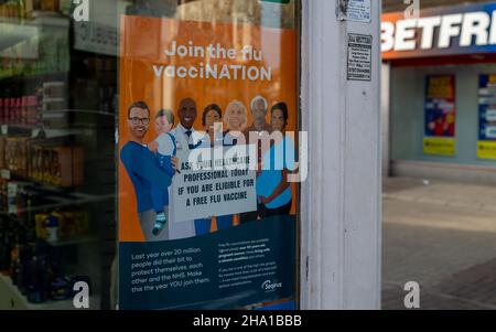 High Wycombe, Royaume-Uni.9th décembre 2021.Une affiche de vaccin contre la grippe dans une fenêtre de la pharmacie.La Health Security Agency a indiqué que le nombre de nouveaux cas positifs de variante d'Omicron Covid-19 au Royaume-Uni a presque doublé hier mercredi 8th décembre 2021, puisque 249 cas ont été identifiés, ce qui porte le nombre total de cas postifs de variante d'Omicron à 817.Crédit : Maureen McLean/Alay Banque D'Images