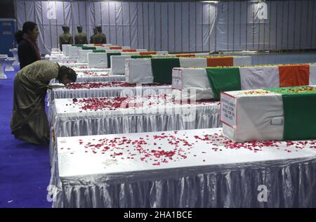 New Delhi, Inde.09th décembre 2021.Les membres de la famille rendent leurs derniers hommage au brigadier LS Lidder qui a perdu la vie dans un accident d'hélicoptère militaire mi-17V5 de la Force aérienne indienne (IAF), il y a un jour, dans la région de Coonoor, Tamil Nadu, lors d'une cérémonie d'hommage à la station de base aérienne de Palam à New Delhi.Crédit : SOPA Images Limited/Alamy Live News Banque D'Images