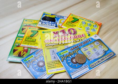 2021. Espagne.Plusieurs coupons à gratter de l'organisation espagnole des aveugles UNE FOIS sur une table en bois Banque D'Images