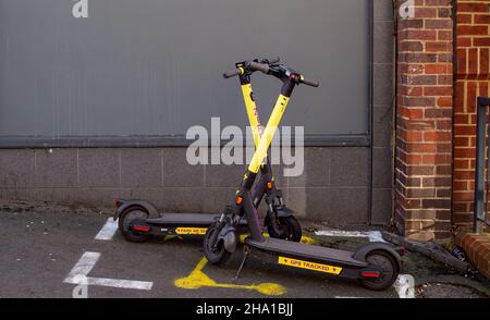 High Wycombe, Royaume-Uni.9th décembre 2021.Les inquiétudes continuent de croître quant à l'utilisation des e-scooters et des motards qui les utilisent à grande vitesse dans les zones prohibées.Crédit : Maureen McLean/Alay Banque D'Images