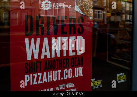 High Wycombe, Royaume-Uni.9th décembre 2021.Un conducteur voulait signer à Pizza Hut car les livreurs continuent d'être en demande à la suite de la pandémie Covid-19 et du Brexit.Crédit : Maureen McLean/Alay Banque D'Images