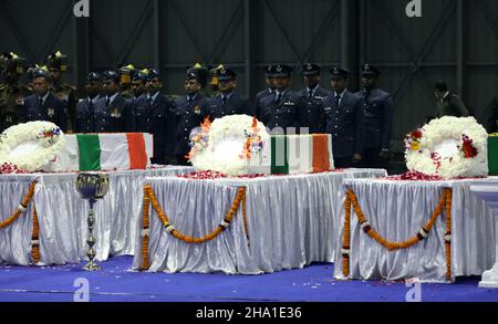 New Delhi, Inde.09th décembre 2021.Coffins contenant les restes mortels du Chef d'état-major de la Défense (CEMD), le général Bipin Rawat, sa femme Madhulika Rawat et d'autres membres des Forces armées,Qui a perdu la vie dans un accident d'hélicoptère militaire mi-17V5 de la Force aérienne indienne (FIA) il y a un jour dans la région de Coonoor Tamil Nadu, lors d'une cérémonie d'hommage à la base aérienne de Palam à New Delhi.(Photo par Naveen Sharma/SOPA Images/Sipa USA) crédit: SIPA USA/Alay Live News Banque D'Images