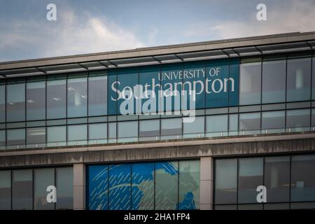 Bâtiment de l'Université de Southampton Guildhall Square, Southampton, Hampshire, Angleterre, Royaume-Uni Banque D'Images