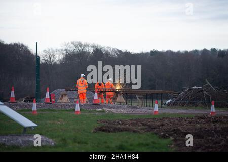 Wendover, Royaume-Uni.9th décembre 2021.HS2 Ltd ont maintenant autorisé le camp DE GUERRE de résistance active de Wendover où les militants anti HS2 ont vécu pendant environ deux ans et en face de l'ancien camp se préparent à construire un énorme complexe de HS2 où une usine de bentonite sera installée.Les habitants de Wendover sont furieux de l'impact que HS2 a sur la campagne et les habitats de la faune dans la jolie ville marchande.Le très controversé chemin de fer à grande vitesse 2 est largement surévalué et la partie est du projet a récemment été annulée.Crédit : Maureen McLean/Alay Banque D'Images