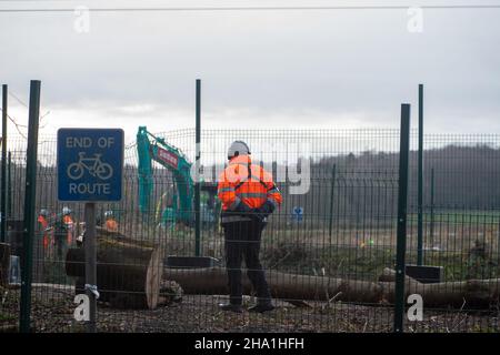 Wendover, Royaume-Uni.9th décembre 2021.HS2 Ltd ont maintenant autorisé le camp DE GUERRE de résistance active de Wendover où les militants anti HS2 ont vécu pendant environ deux ans et en face de l'ancien camp se préparent à construire un énorme complexe de HS2 où une usine de bentonite sera installée.Les habitants de Wendover sont furieux de l'impact que HS2 a sur la campagne et les habitats de la faune dans la jolie ville marchande.Le très controversé chemin de fer à grande vitesse 2 est largement surévalué et la partie est du projet a récemment été annulée.Crédit : Maureen McLean/Alay Banque D'Images