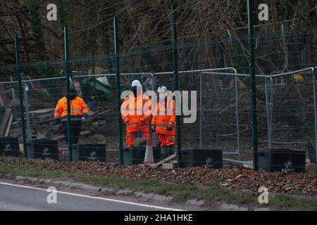 Wendover, Royaume-Uni.9th décembre 2021.HS2 Ltd ont maintenant autorisé le camp DE GUERRE de résistance active de Wendover où les militants anti HS2 ont vécu pendant environ deux ans et en face de l'ancien camp se préparent à construire un énorme complexe de HS2 où une usine de bentonite sera installée.Les habitants de Wendover sont furieux de l'impact que HS2 a sur la campagne et les habitats de la faune dans la jolie ville marchande.Le très controversé chemin de fer à grande vitesse 2 est largement surévalué et la partie est du projet a récemment été annulée.Crédit : Maureen McLean/Alay Banque D'Images